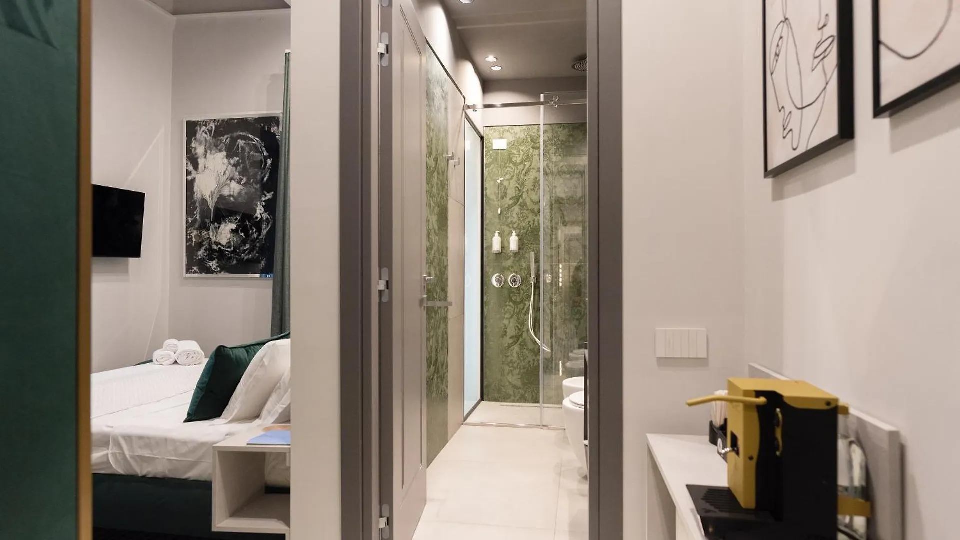 Three Rooms Toledo Naples Italie